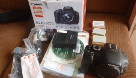 canon 600d mint cond body only with 3 batteries photo