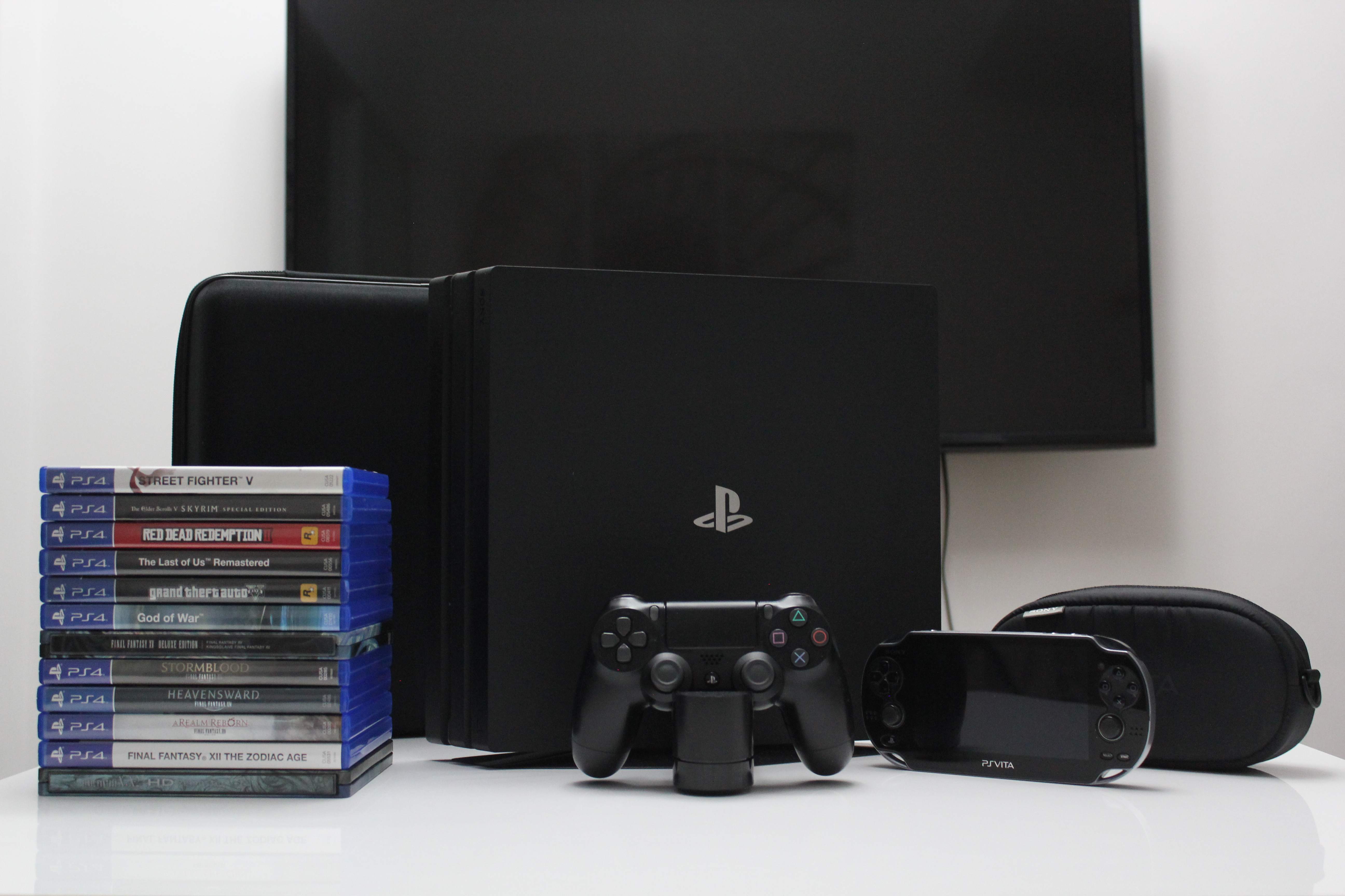 PS4 Pro 1 TB / PS Vita / PS4 games / accessories photo